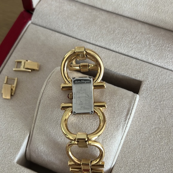 Ferragamo watch from the Double Gancini collection. Comes with box and dust bag - Picture 7 of 10